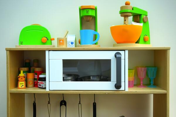 The effects of container materials on food microwave heat times