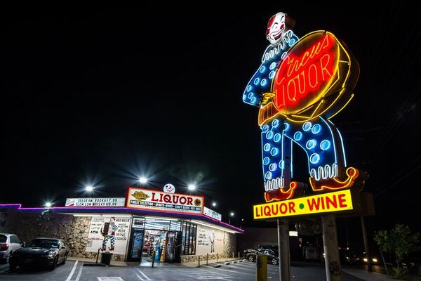 The extent to which storefront alcohol advertising differs by community profile in Michigan
