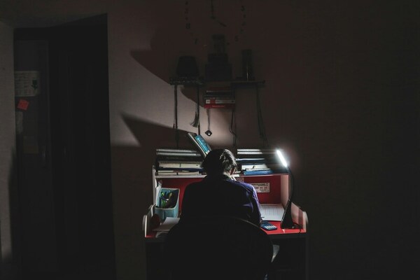 Changing electronic use behavior in adolescents while studying: An interventional psychology experiment
