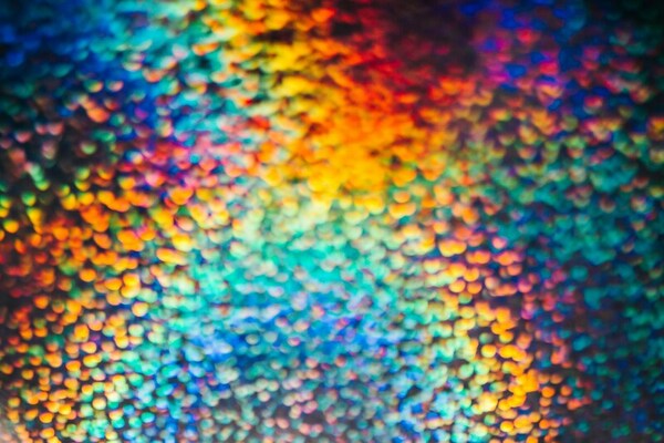 Linear relationship between nanostructural features and coloring of biomimetic photonic material